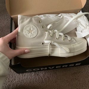 New in box tan platform converse